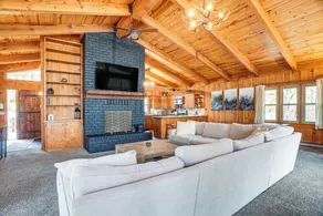 Modern Cabin Slps 7 with Games and on the resort! - Innvendig