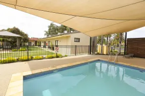 Comfort Inn Deakin Palms - Pool