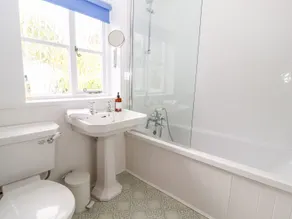 Minnow Cottage - Bathroom