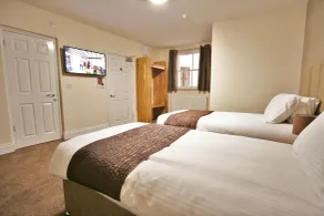 New County Hotel & Serviced Apartments by RoomsBooked - Habitación