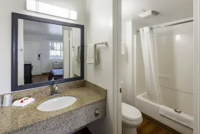 Super 8 by Wyndham Phoenix West - Bathroom