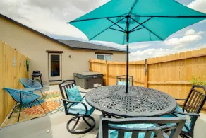 12 Mi to Reno: Hot Tub Haven in Sparks! - Interiör