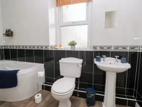 3 Nixon Terrace - Bathroom