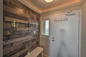 Cozy Coastal Condo w/ Pool Access: Steps to Beach! - Interiør