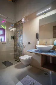 Adrushya Estates Luxury Suites, Mukteshwar - Badezimmer