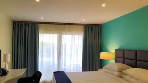 Quints Travelers Inn - Room