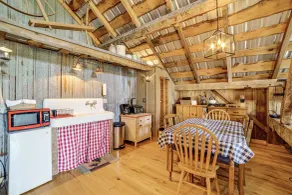 On-site Pond: Scenic Farm Stay in Chenango County - Innvendig