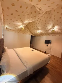Open Sky Tent House - Camera