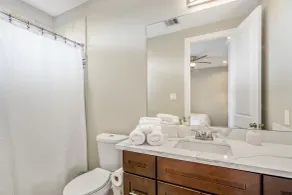 Spacious 3 Bed House near MD Anderson with Free Parking & Wi-Fi - Badezimmer