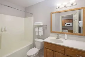 Days Inn & Suites by Wyndham Green Bay WI - Salle de bain