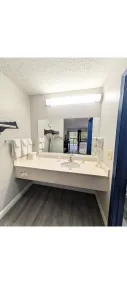 Garden Inn Adairsville - Bathroom