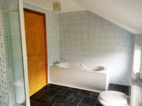 Burleigh House - Bathroom