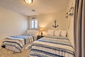 Grand Rogers Lake Home w/ Game Room & Scenic Views - Værelse