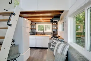 'the Chardonnay Chalet' Defiance Studio Trail! - Interni