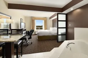 Ramada by Wyndham Cold Lake - Room