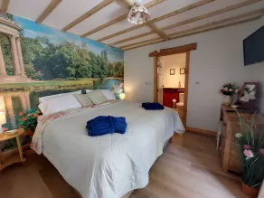 Wesley House Holidays - Choice of 2 Quirky Cottages in 4 private acres - Room