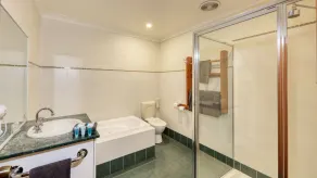 Colonial Motel & Apartments - Bathroom
