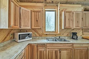 Custom Log Cabin w/ Deck & 45 Acres By Pine River! - Interiör
