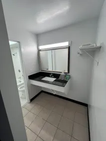 Economy Inn - Bathroom