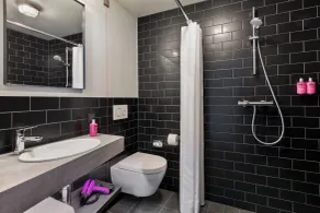 Moxy Frankfurt Airport Kelsterbach - Bathroom