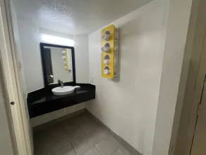 Studio 6 Suites Euless, TX – DFW West - Bathroom