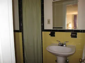 Royale Coach Motor Lodge - Bathroom