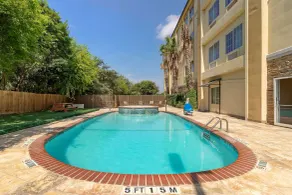 Comfort Inn & Suites Near Six Flags & Medical Center - Pool