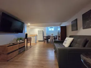 Peaceful Oasis Private Basement Suite With Queen Bed & Full Kitchen - Vardagsrum