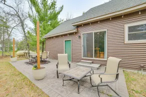 3 Mi to Ausable River! Forest Retreat w/ Fire Pit - Interiør