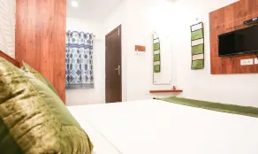Treebo Comforts Inn, University Road Deralakatte - Room