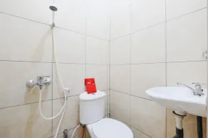 RedDoorz near Universitas Diponegoro Semarang - Bathroom