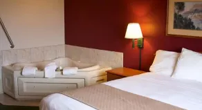 AmericInn by Wyndham Manitowoc - Chambre