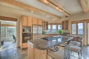 Adobe Home - River & Mtn Views w/ Hot Tub! - Innvendig