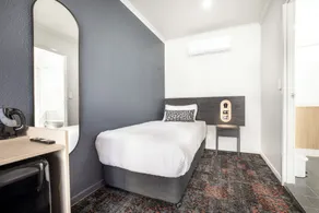 Nightcap at Horse & Jockey Hotel Warwick - Room