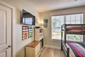 Steps to Ocean! Breezy Galveston House w/ 2 Decks - Intérieur