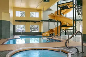 Super 8 by Wyndham Calgary Shawnessy Area - Piscina
