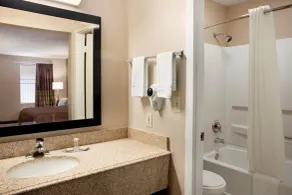 Super 8 by Wyndham Jackson - Salle de bain