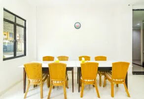 Capital O 1867 Kara Guest House - Restaurant