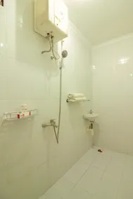 OYO 370 Hotel Sofia Pangandaran - Bathroom