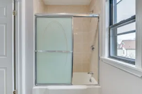 Pet-friendly Malden Apartment: 7 Mi to Boston! - Badrum