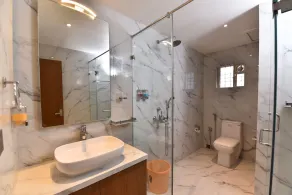 Eennra Ssubarna - Bathroom