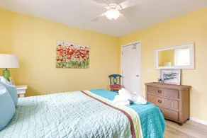 Steps to Galveston Beach: Dog-Friendly Gem w/ Yard - Interiör