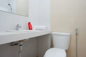 RedDoorz near Mataram University - Bathroom