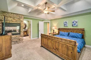 Chic Dtwn Townhouse w/ Hot Tub & Mtn Views! - Værelse