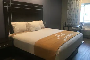Days Inn & Suites by Wyndham La Porte - Chambre
