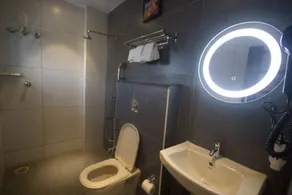 Vihaari 24 Business Hotel - Bathroom
