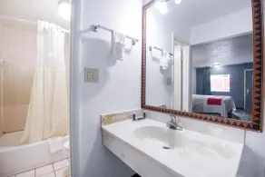 Hotel O Daylight Inn Elkhart I-90, IN - Salle de bain