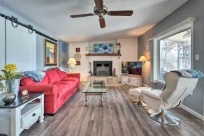 Lakefront Vacation Rental w/ Deck & 2 Docks! - Interni