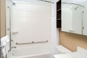 Microtel Inn & Suites by Wyndham Red Deer - Salle de bain