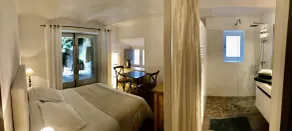 La Maison des Vendangeurs - TABLE D'HÔTES le soir du jeudi au dimanche- Jacuzzi - Balnéo SPA - ACCES PISCINE pour toutes les chambres sauf STUDIO COQUET- Piscine de mai à mi-octobre - Værelse
